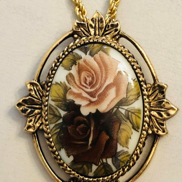 Jewelry - Vintage 1970 Sarah Coventry floral pendant